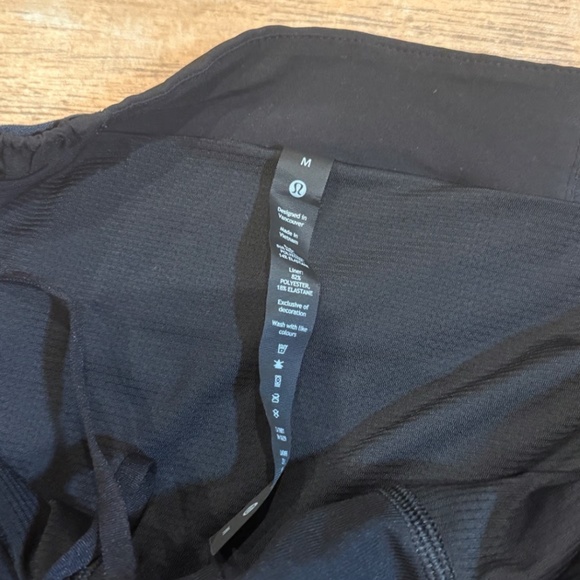 barrys lululemon shorts - Picture 3 of 4